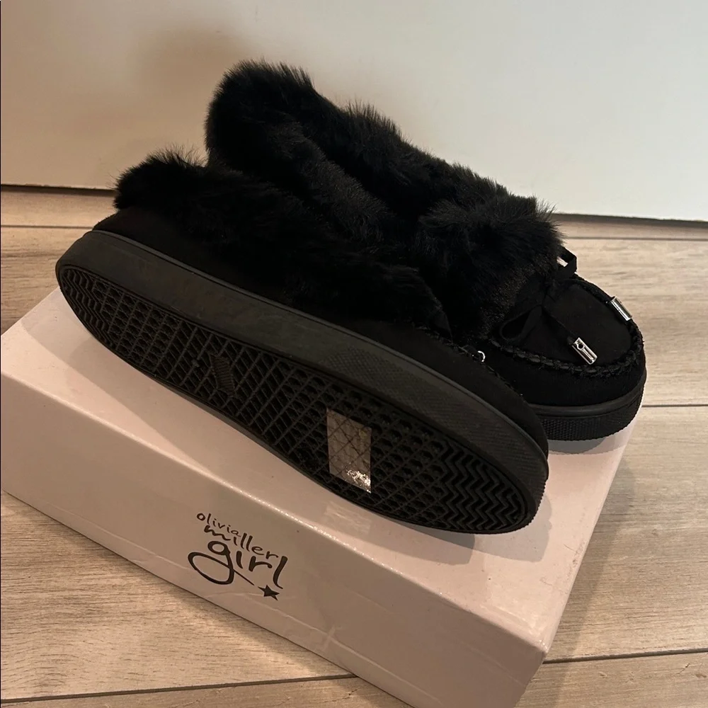 Olivia Miller Girl! Black faux fur lined slip on moccasins shoes size 2